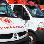 Imagem mostra a frente de algumas ambulâncias do Samu. 