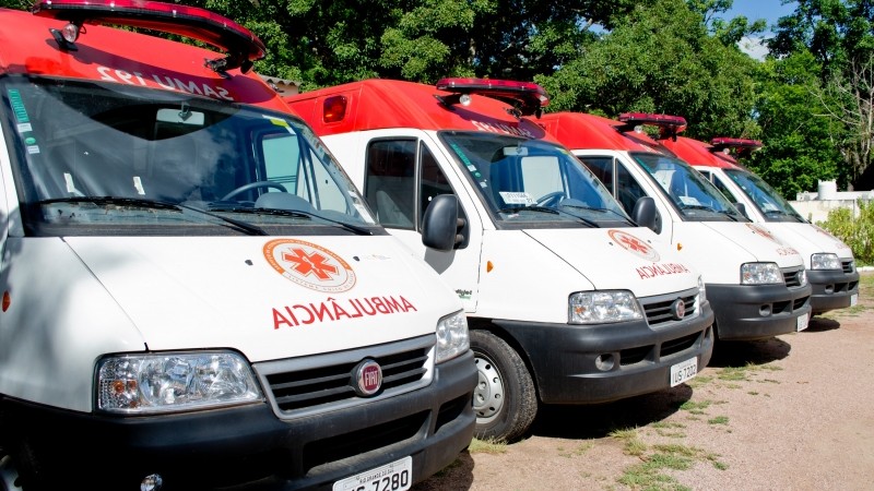 A imagem mostra 4 ambulâncias num pátio.