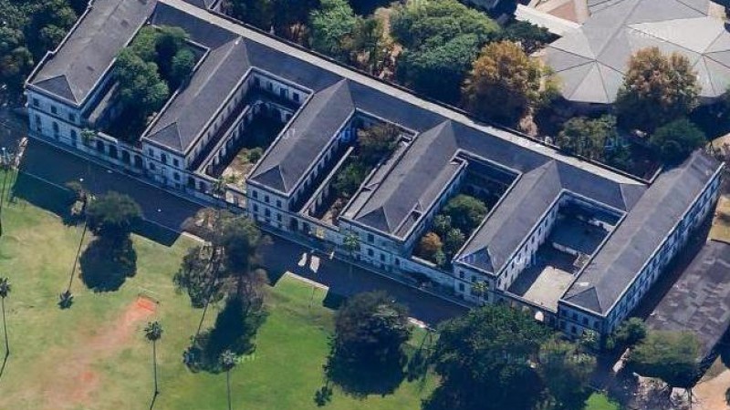 A imagem mostra o Hospital São Pedro do alto.