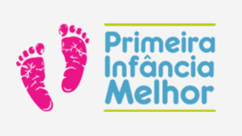 A imagem mostra o logotipo do PIM. À esquerda, a gravura do pé de um bebê. À direita, está escrito Primeira Infância Melhor.  
