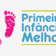 A imagem mostra o logotipo do PIM. À esquerda, a gravura do pé de um bebê. À direita, está escrito Primeira Infância Melhor.  