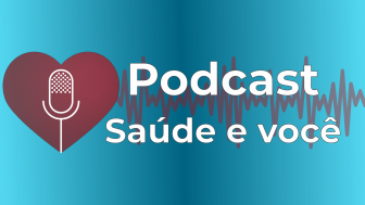 Card com a mensagem Podcast - Saúde e Você. Do lado esquerdo, a gravura de um coração com um microfone estilizado. Atrás da mensagem, um eletrocardiograma estilizado.