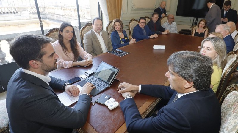 Governador Leite e servidores, todos sentados ao redor de uma mesa, conversam. 