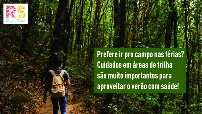 A imagem mostra uma pessoa andando no mato. No alto, do lado direito, tem o logotipo do projeto Verão Total. Do lado da pessoa, está escrito: "Prefere ir pro campo nas férias? Cuidados em área de trilha são muito importantes para aproveitar o verão com saúde!".