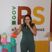 Letícia falando ao microfone.