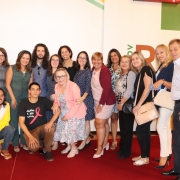 Várias pessoas de pé e agachadas, entre elas a Secretária Arita, posam para foto.