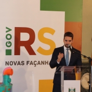 Governador de pé falando ao microfone.