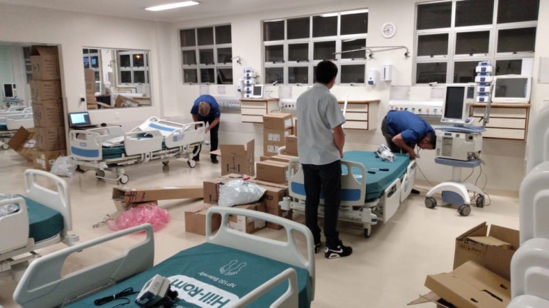 Três trabalhadores montando os Leitos na UTI no Hospital de Caxias do Sul. 