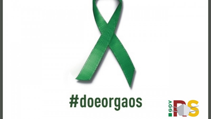 card transplantes. A imagem mostra uma fita verde e, embaixo, a mensagem "#doeórgãos". No canto direito do card, o logotipo do governo com máscara.
