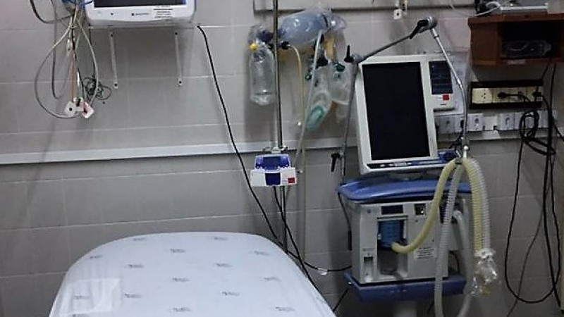 A imagem mostra um leito equipado do Hospital. 
