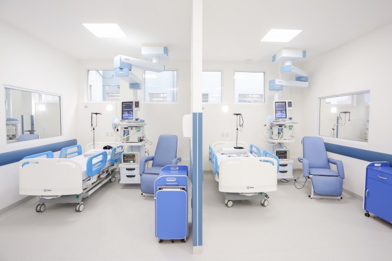A imagem mostra dois quartos equipados.