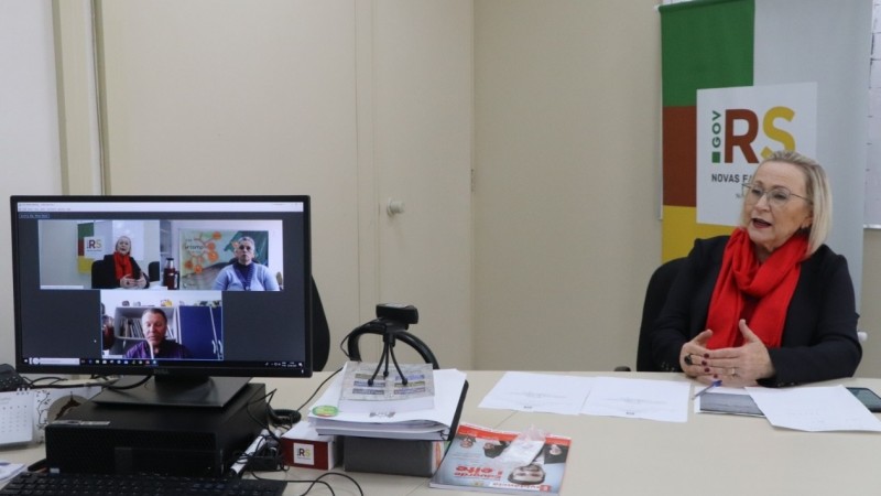 Secretária Arita fala olhando para a câmera. Ela participa da live.