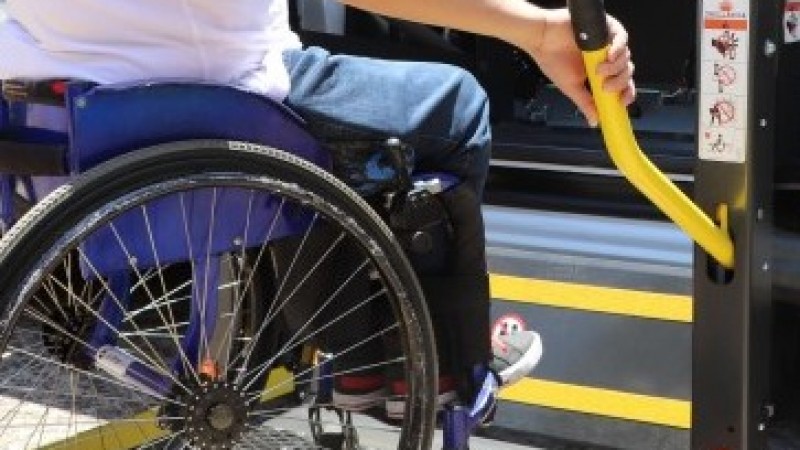 cadeirante subindo no transporte coletivo pela porta de acessibilidade