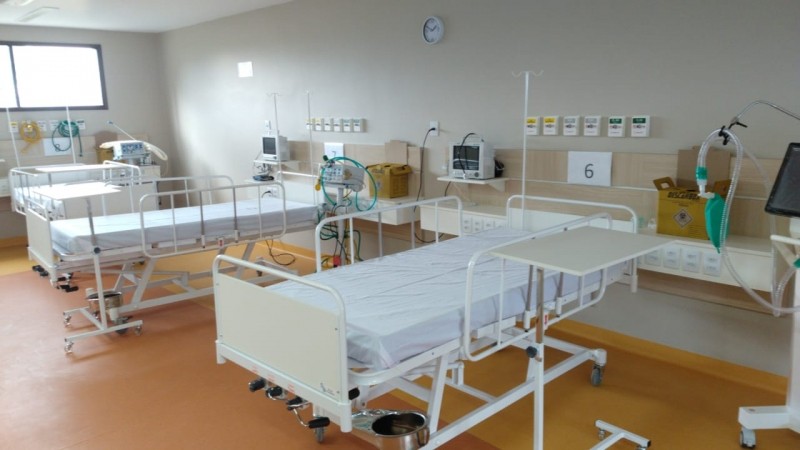 A imagem mostra a ala do hospital com leitos equipados. 