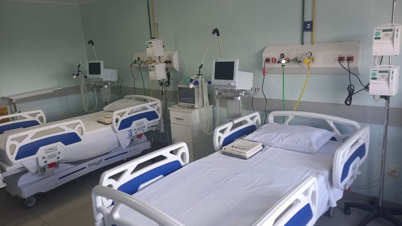 A imagem mostra dois leitos de hospital equipados. 