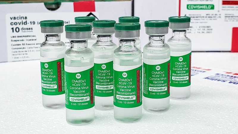A imagem mostra frascos de vacinas. 
