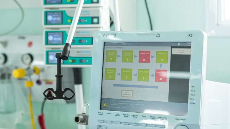 A imagem mostra um equipamento de UTi num hospital. 
