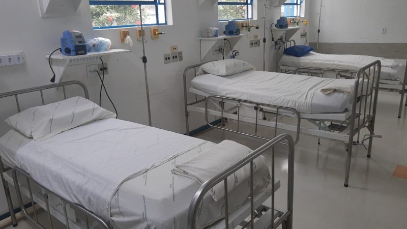 A imagem mostra um quarto do hospital com tr&ecirc;s leitos equipados. 