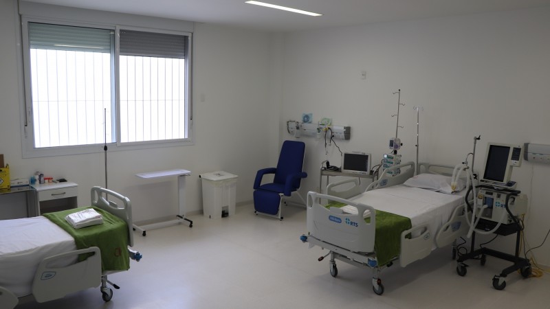 A imagem mostra um quarto de hospital equipado. 
