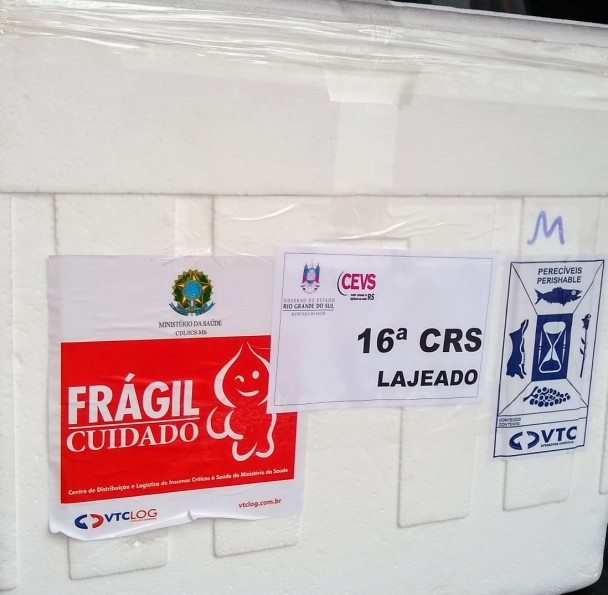 A imagem mostra uma caixa de isopor com alguns selos.