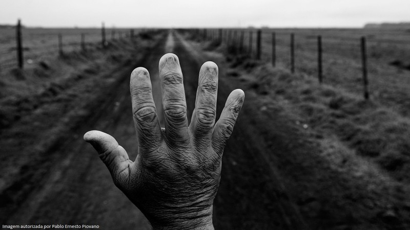 foto em preto e branco de uma mão com lesões nas unhas causadas pro produtos químicos  