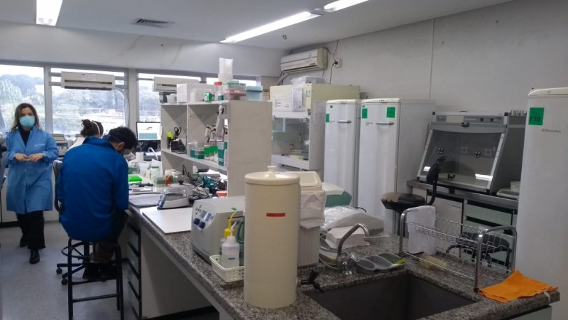 profissionais de saúde fazendo pesquisas no laboratório do centro de testagem