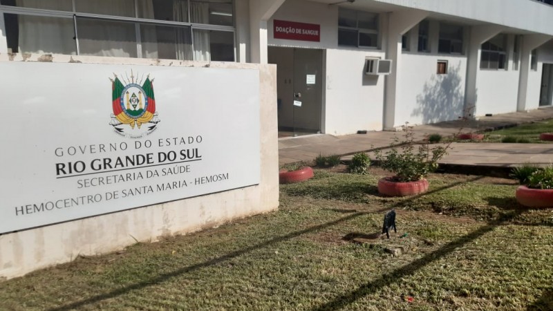 A imagem mostra a fachada do Hemocentro Regional de Santa Maria com o jardim.