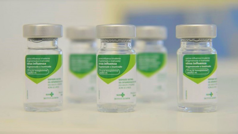 A Imagem mostra frascos de vacinas. 
