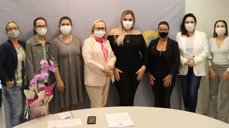 Secretária de Saúde Arita e secretária de saúde de Eldorado do Sul, com mais seis mulheres, entre diretoras da SES e da comitiva de Eldorado do Sul. Todas estão de máscara. 