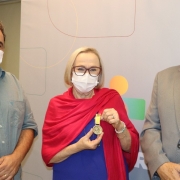 Medalha foi entregue no gabinete da Secretaria da Saúde 