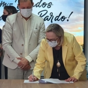 Secretária Arita Bergmann e prefeito Edivilson assinaram o documento