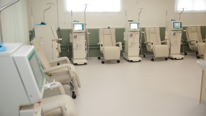 A imagem mostra cinco cadeiras equipadas na clínica. 