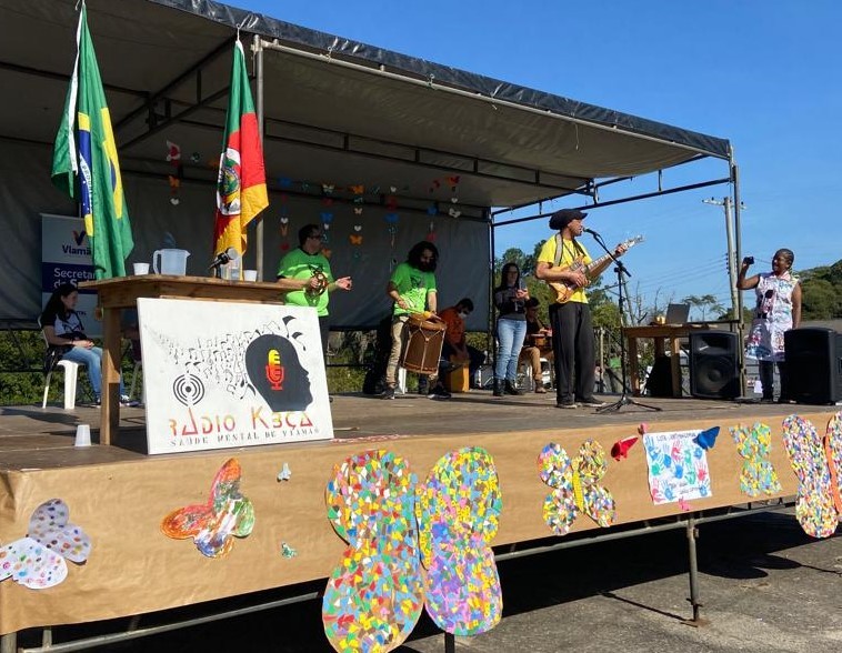 Um conjunto musical toca no palco do evento.