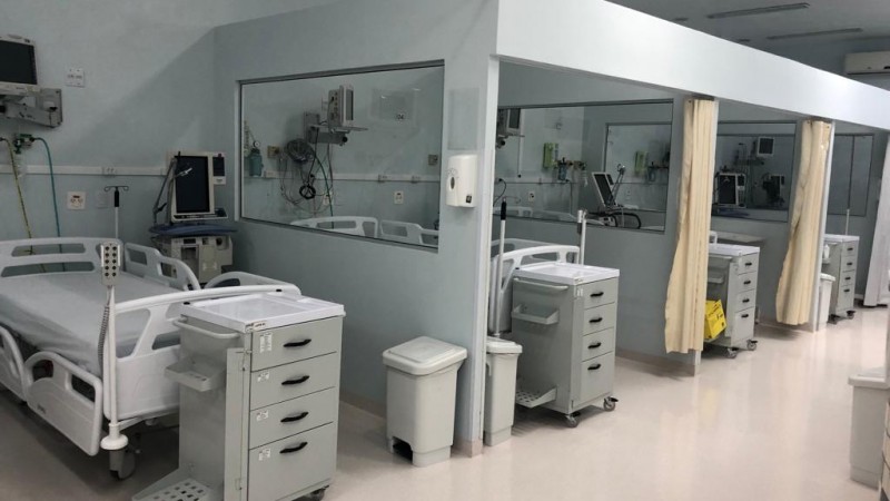 A imagem mostra quatro leitos equipados na UTI.