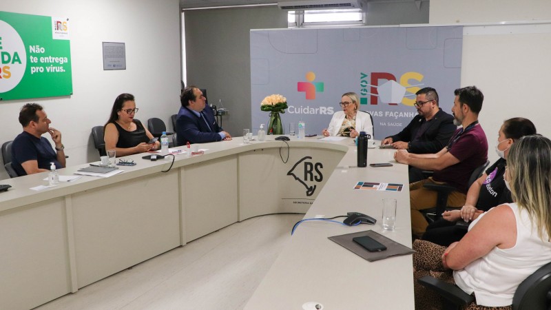 Na mesa, secretaria Arita recebendo representantes da AACD