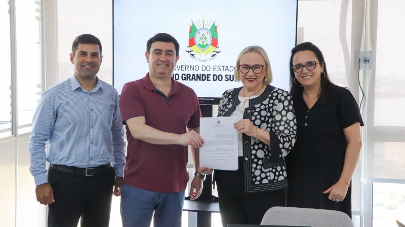 Representes da SES e da Santa Casa de exibem documento assinado que irá possibilitar a ampliação do atendimento