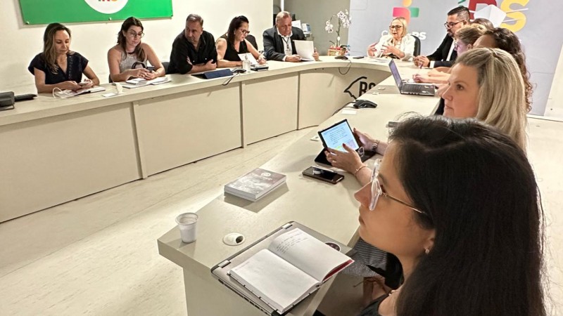 Mesa semicirurlar composta com representantes da SES e de Porto Alegre. Ao centro, a secretária Arita Bergmann