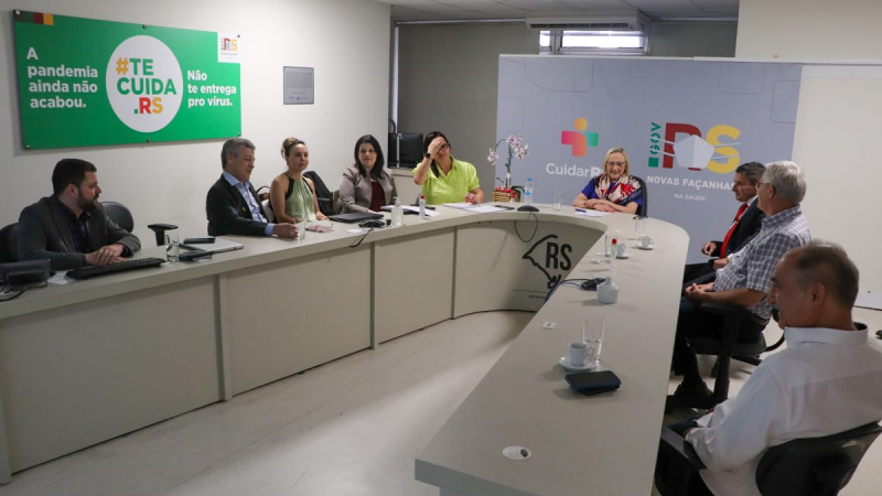 Representantes da Sociedade Gaúcha de Nefrologia e da Secretaria da Saúde reunidos à mesa de reuniões