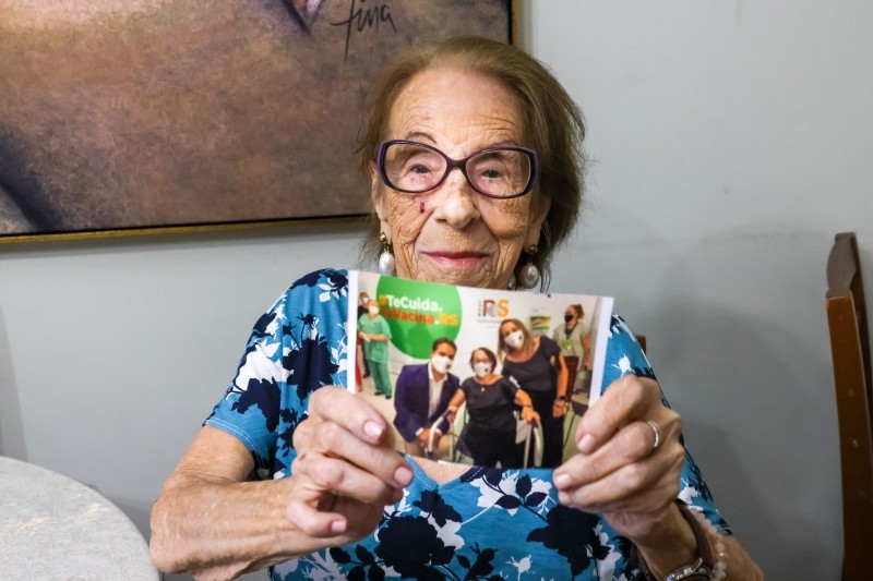 Na casa geriátrica onde vive, Eloina, aos 101 anos, guarda uma fotografia que eterniza a madrugada em que foi vacinada
