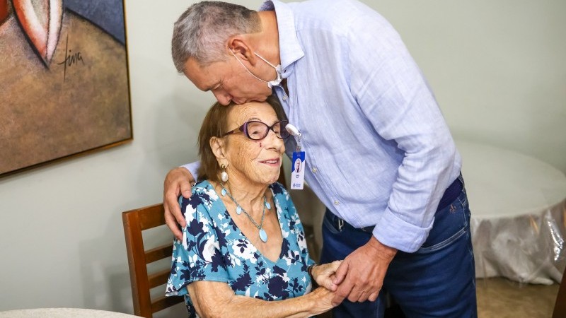 Dois anos depois de receberem as primeiras doses de vacina contra covid no RS, Eloina e Hoher se reencontraram.
