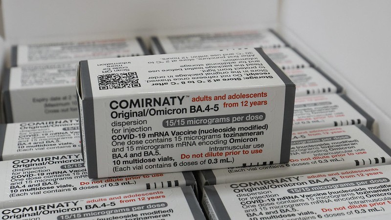 A imagem mostra várias caixas de vacinas.