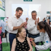 Ignes Sampaio, de 87 anos, foi a primeira pessoa a receber a vacina bivalente no Estado.