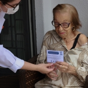 Vacinação bivalente da senhor Eloina Gonçalves Born.