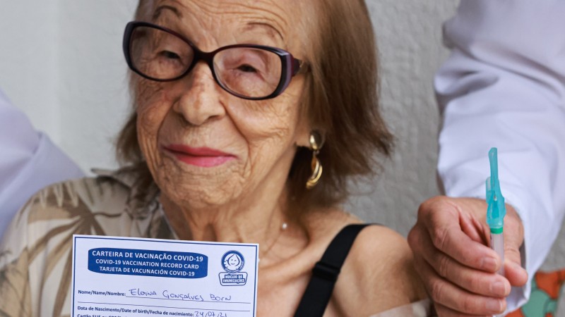 Vacinação bivalente da senhor Eloina Gonçalves Born.