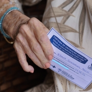 Vacinação bivalente da senhor Eloina Gonçalves Born.