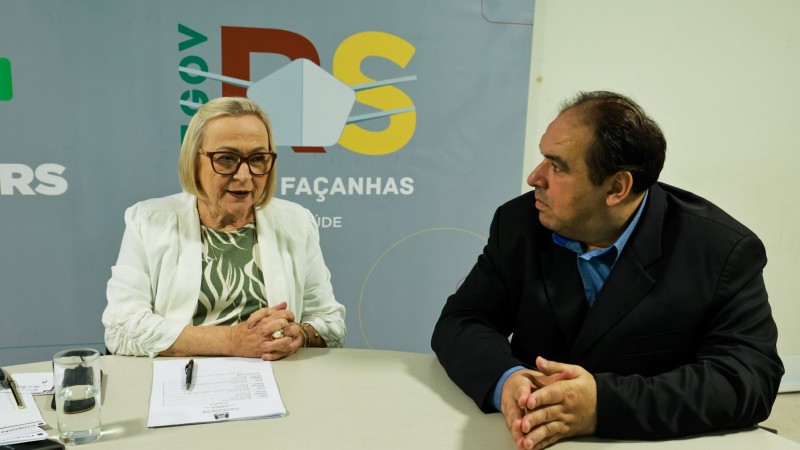 Sentados, a Secretária Arita e o Deputado Thiago Duarte conversam sentados.