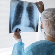 Doença é causada por uma bactéria que acomete os pulmões e pode levar ao óbito.
