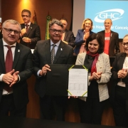 Ao lado da ministra, Helvécio Magalhães, do Ministério da Saúde, exibe a portaria que garantirá mais 17.468 cirurgias no Estado