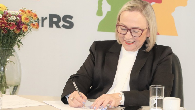 Arita Bergmann assina contrato