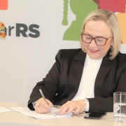 A secretária da Saúde durante a cerimônia de assinatura do contrato